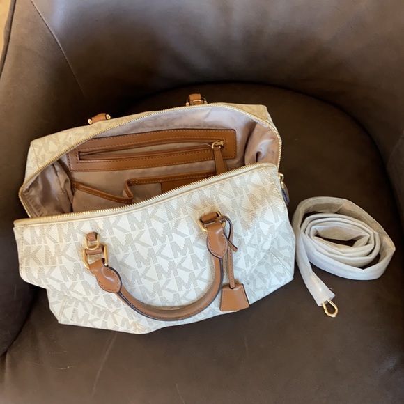 Michael Kors Purse - Picture 6 of 9